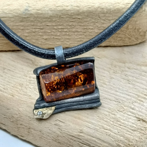 Colgante de plata y oro con ámbar y diamante