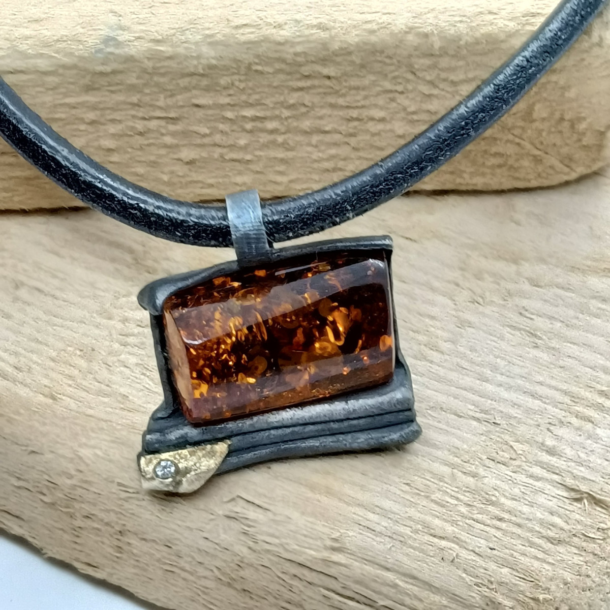 Colgante de plata y oro con ámbar y diamante