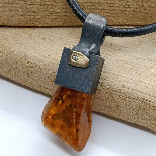 Colgante de plata y oro con ámbar y diamante