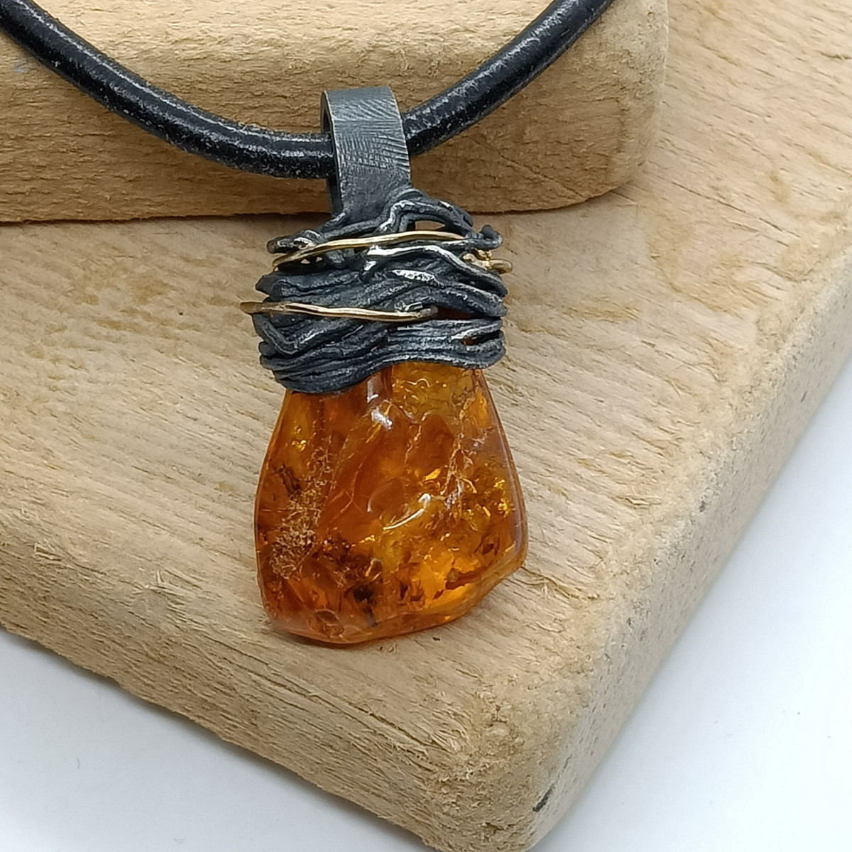 Colgante de plata y oro con ámbar