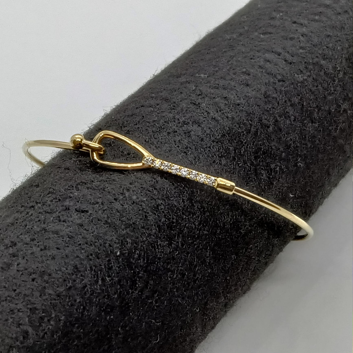 BRAZALETE RÍGIDO DE ORO AMARILLO CON DIAMANTES