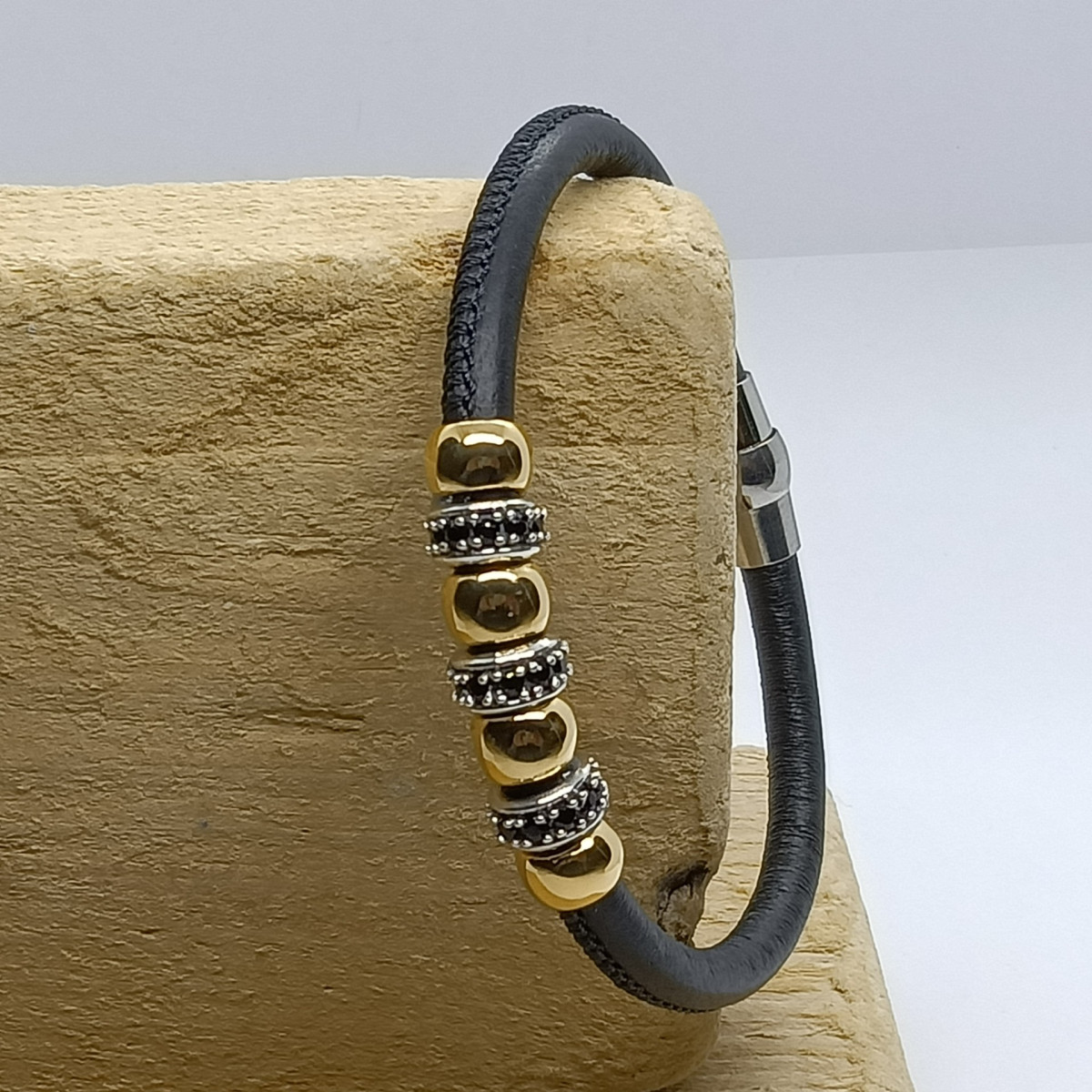 Pulsera de plata con cuero y circonitas