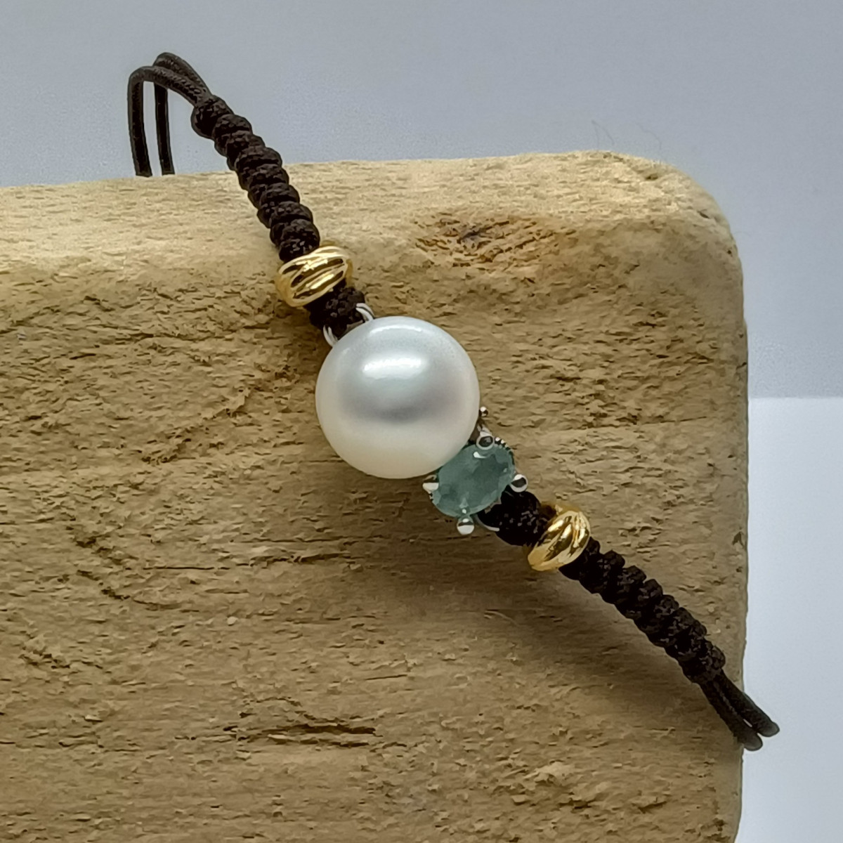 Pulsera de plata con macramé, perla y circonitas