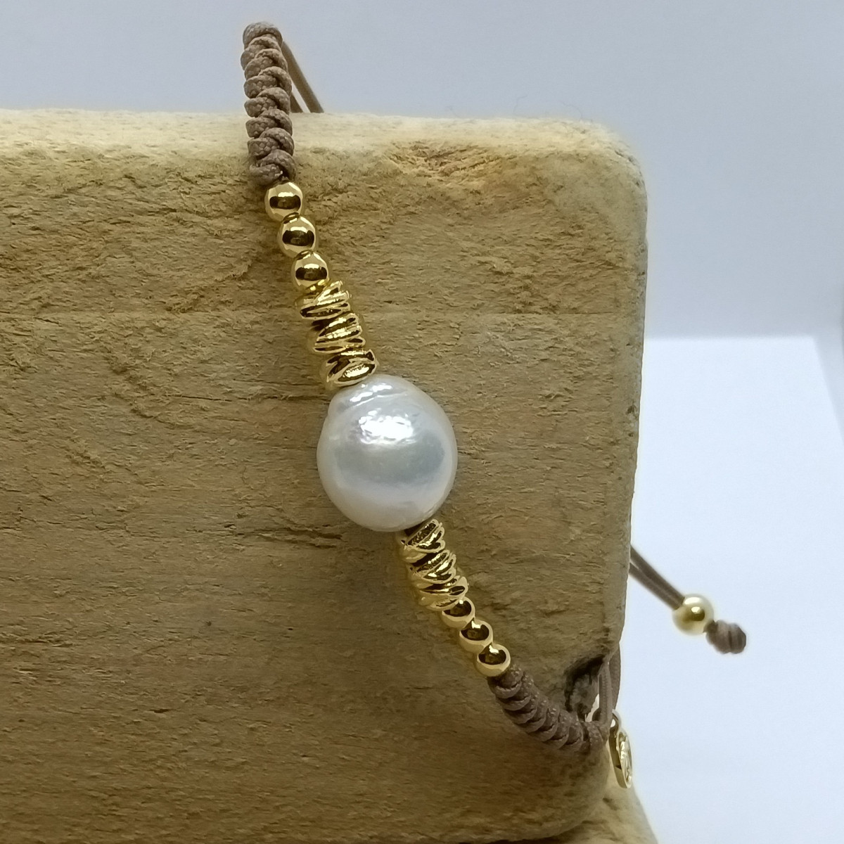 Pulsera de plata con macramé y perla