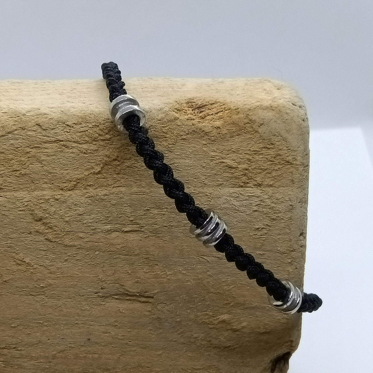 Pulsera de plata con macramé