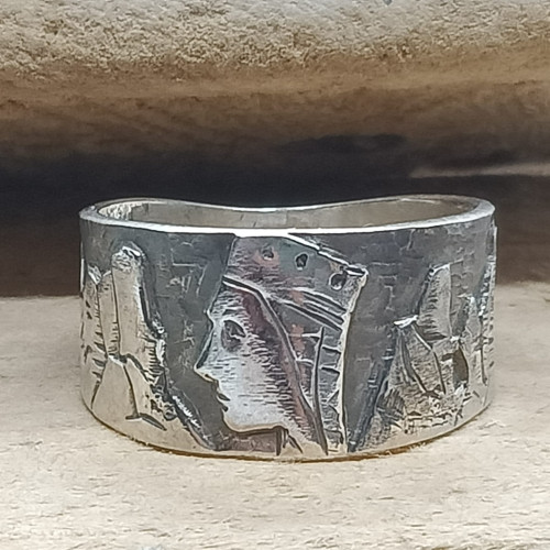 Sortija de plata con la Virgen de Montserrat
