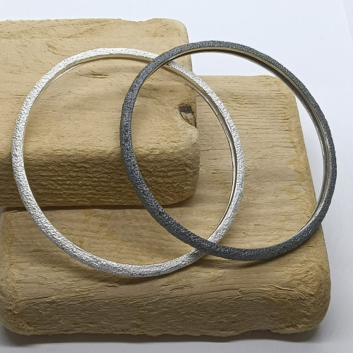 Brazalete rígido de plata