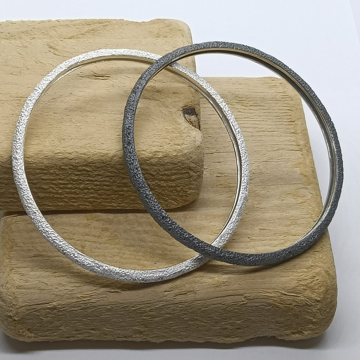 Brazalete rígido de plata