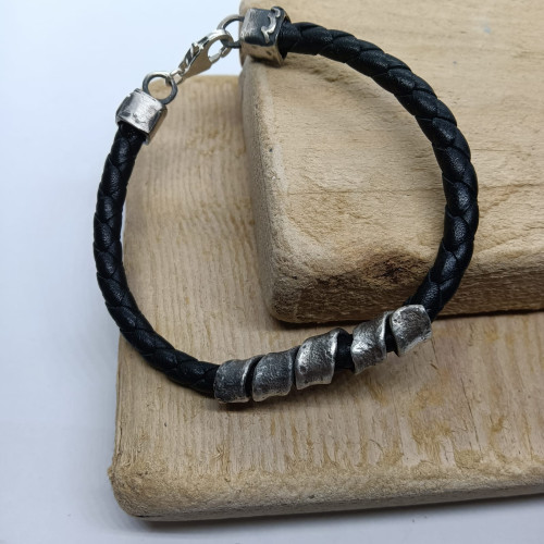 Brazalete de plata y cuero