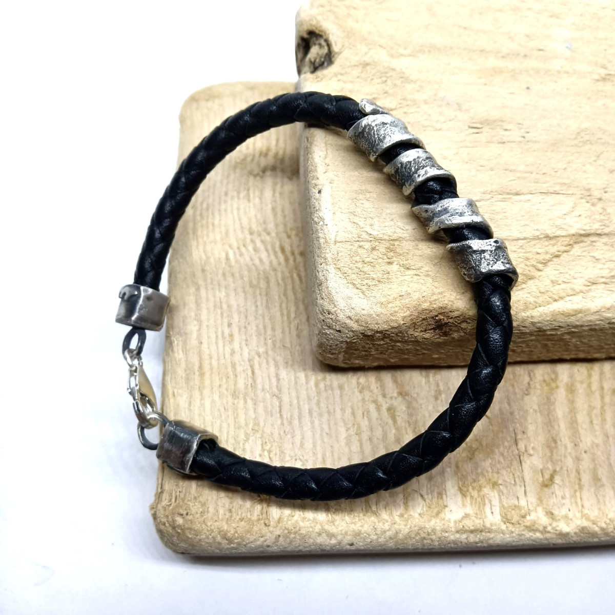 Brazalete de plata y cuero