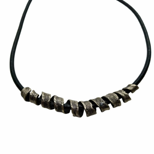 Gargantilla de plata y cuero