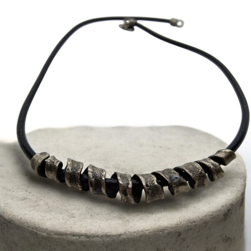 Gargantilla de plata y cuero