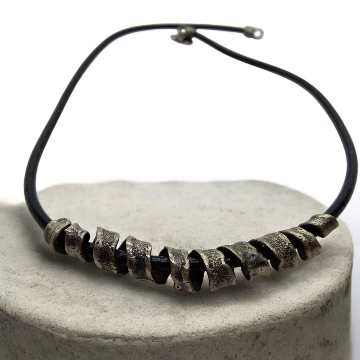Gargantilla de plata y cuero