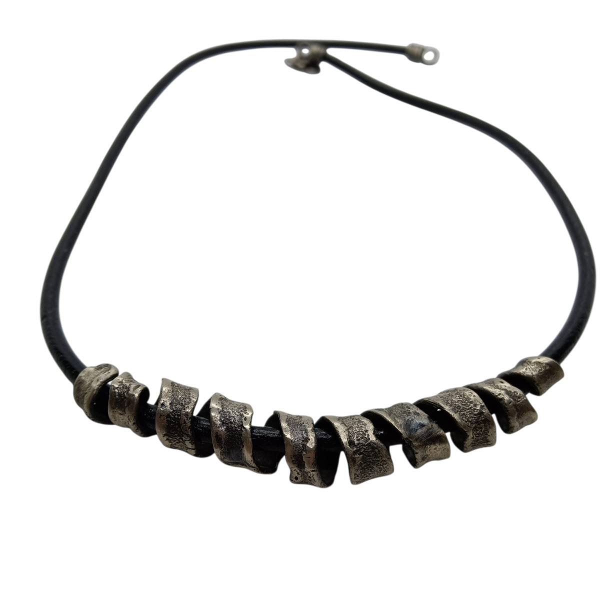 Gargantilla de plata y cuero