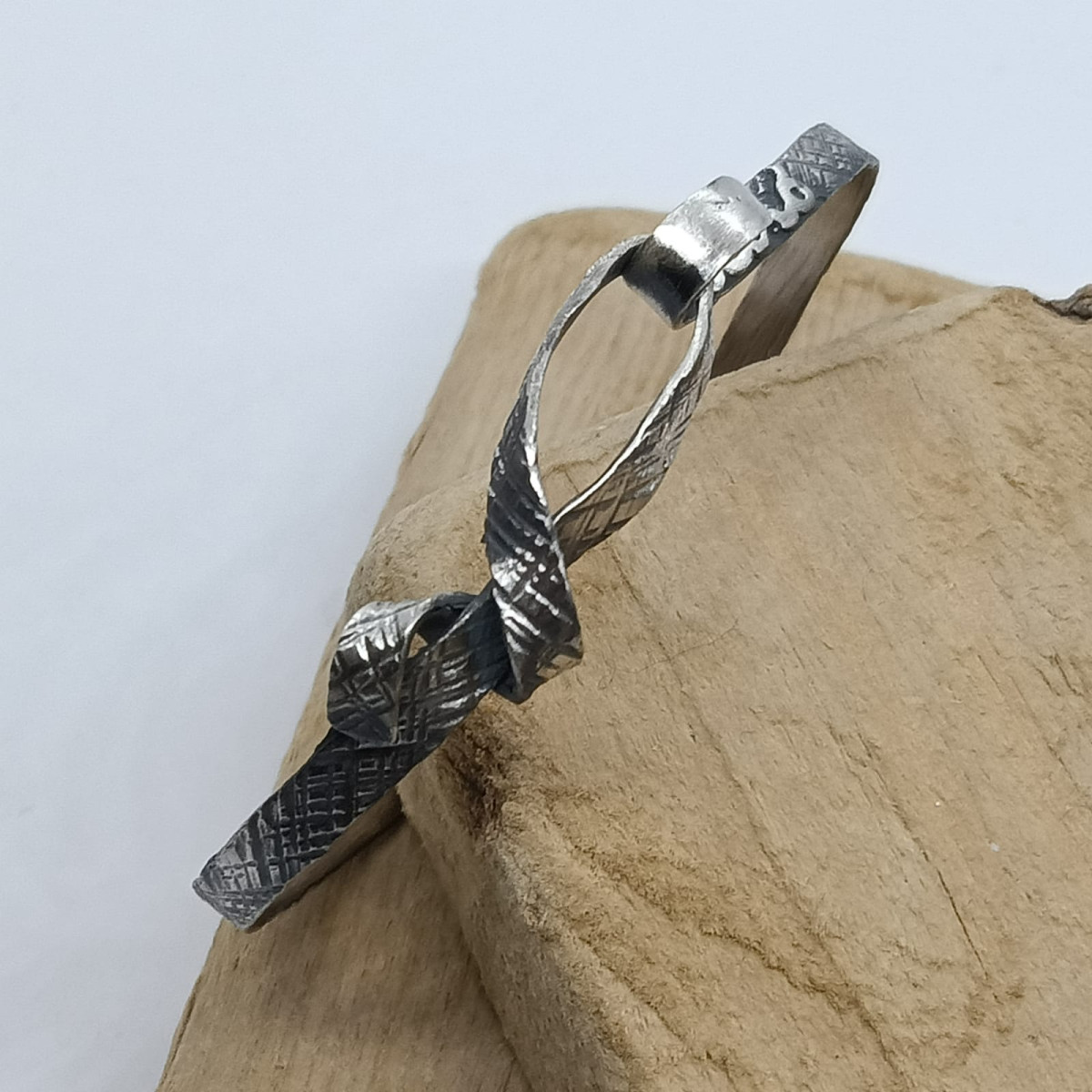 Brazalete rígido de plata