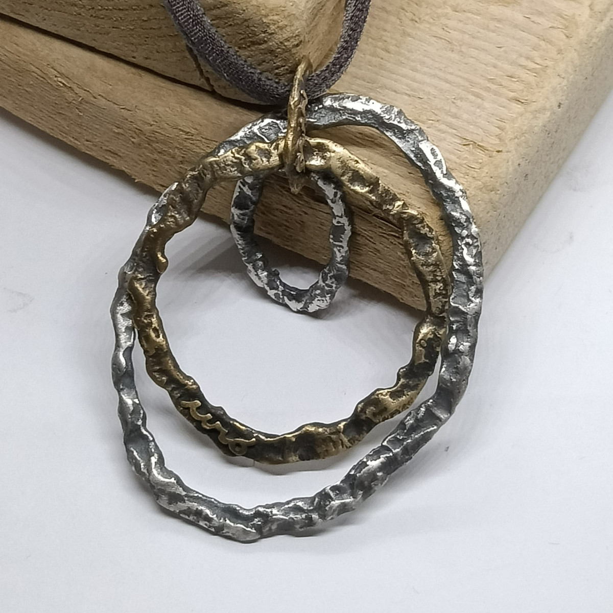 Gargantilla de plata y bronce