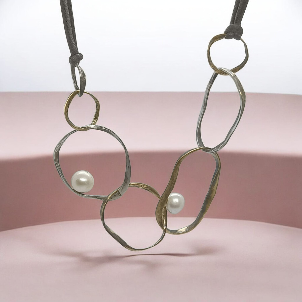Gargantilla de plata y bronce con perlas