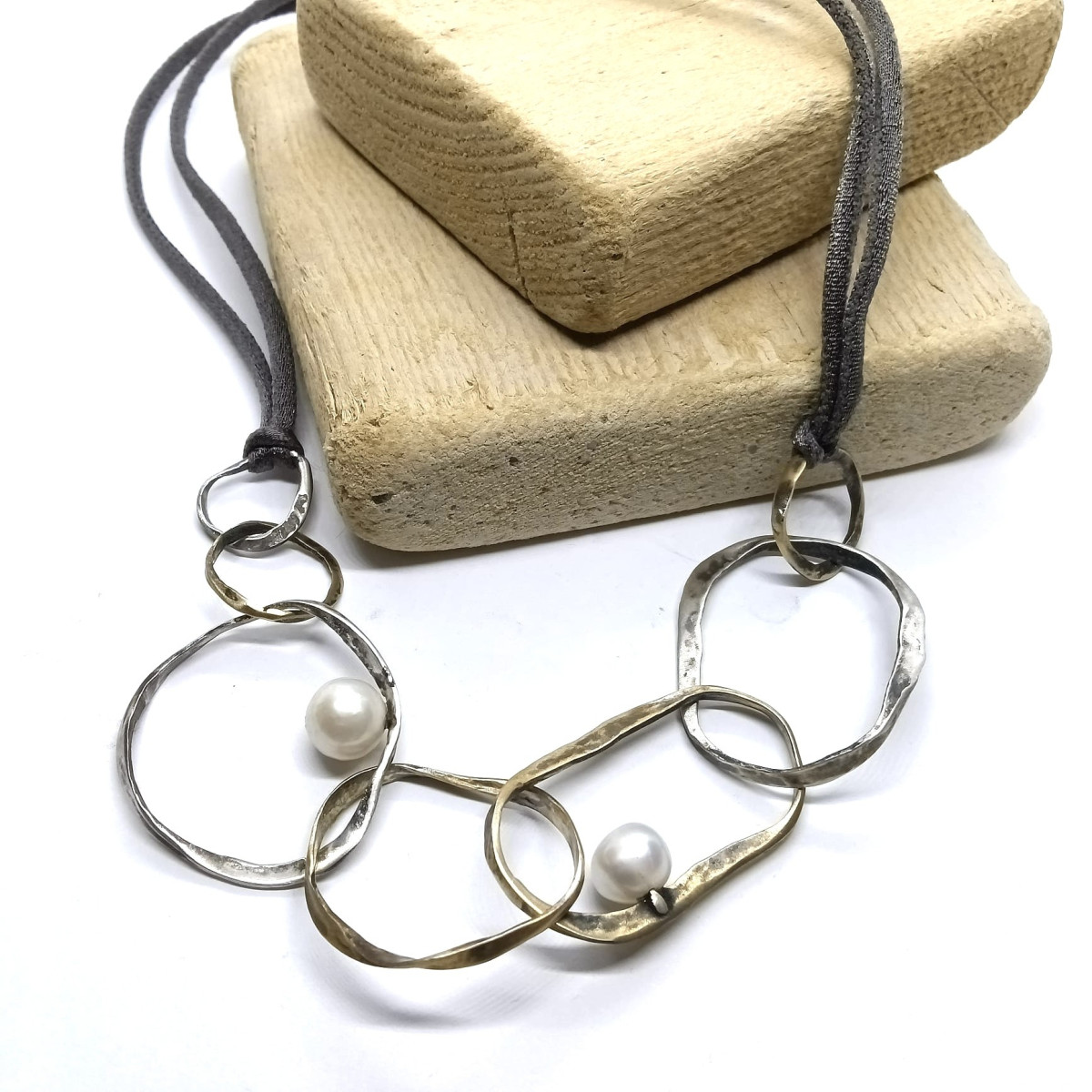 Gargantilla de plata y bronce con perlas