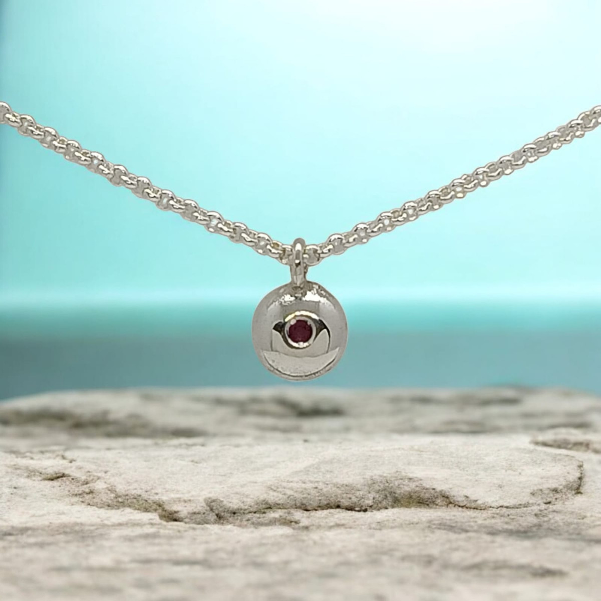 Gargantilla de plata con rubí