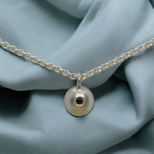 Gargantilla de plata con diamante negro