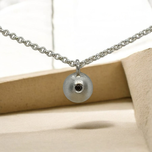 Gargantilla de plata con diamante negro