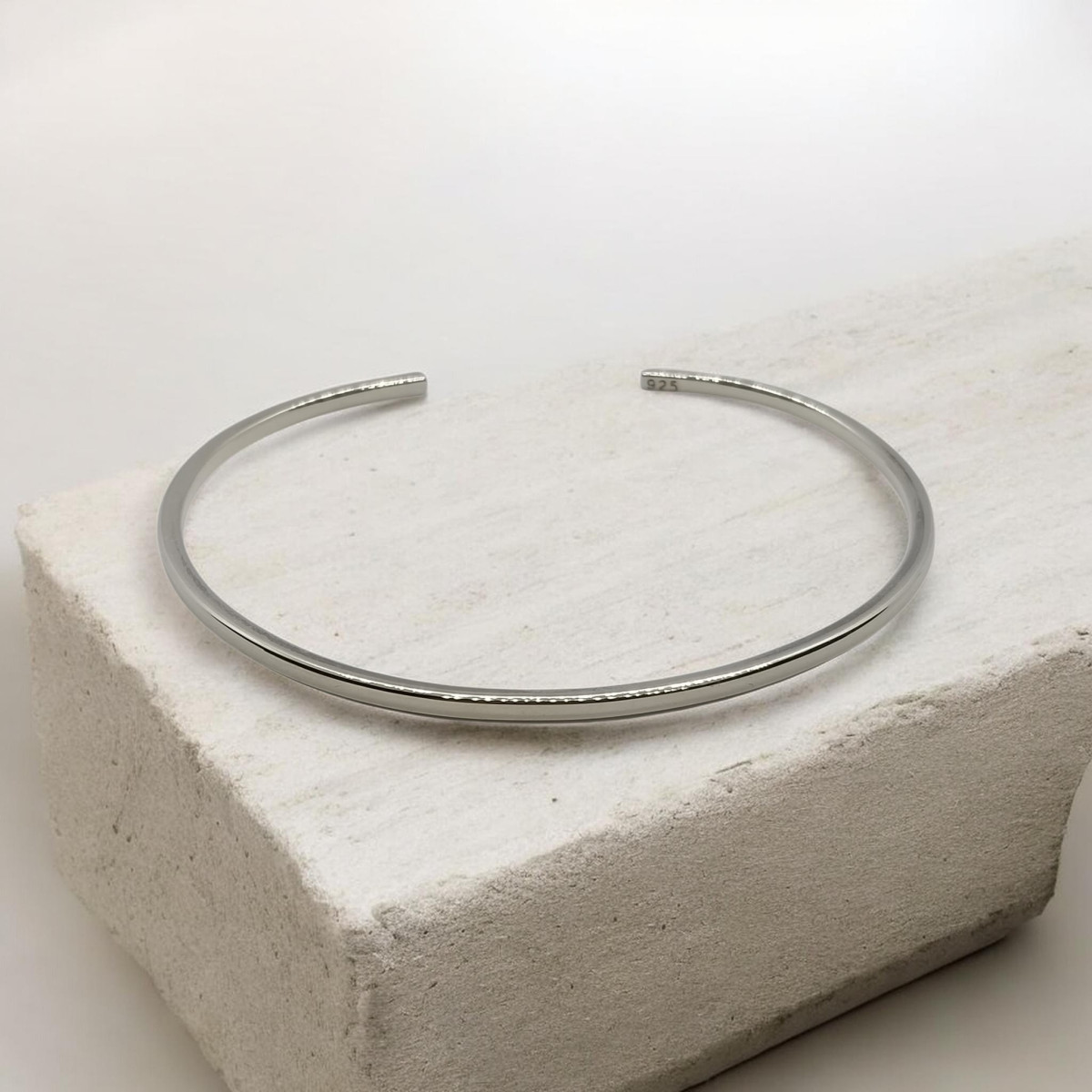 Brazalete rígido de plata