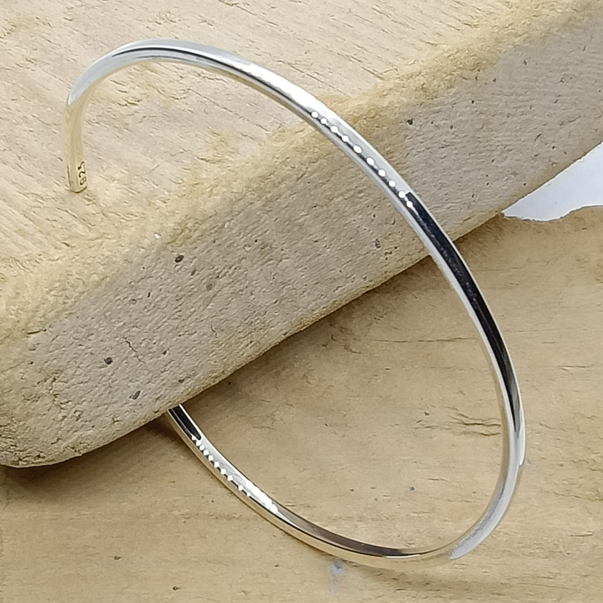 Brazalete rígido de plata