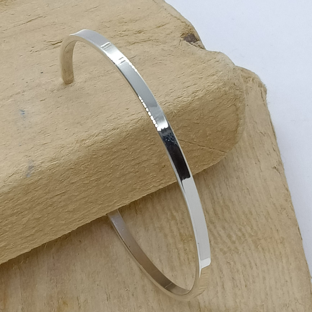 Brazalete rígido de plata