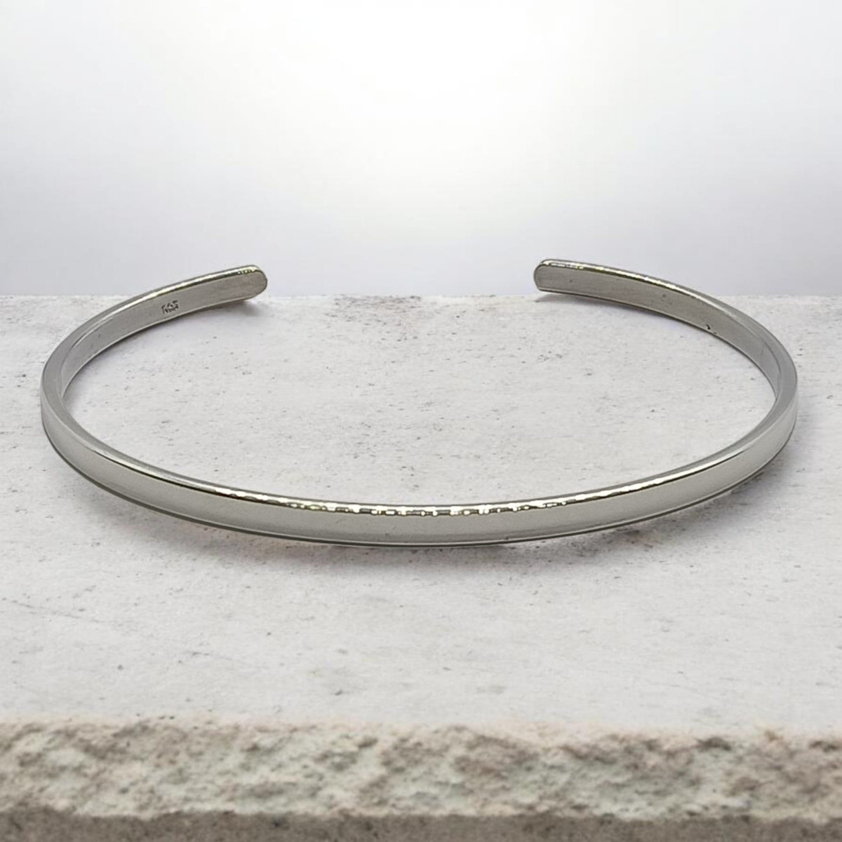 Brazalete rígido de plata