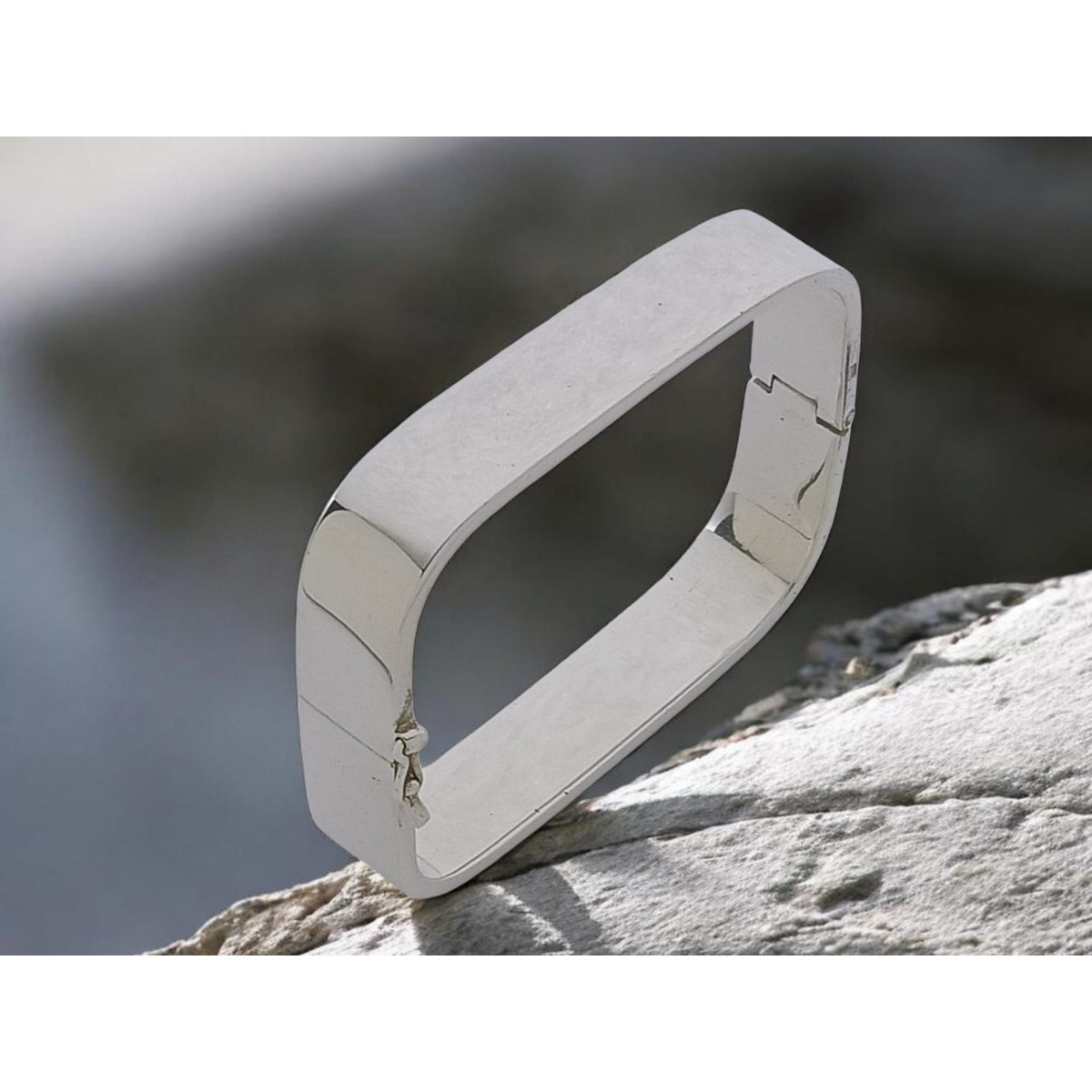 Brazalete rígido de plata