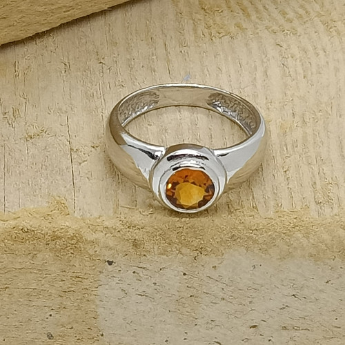 Anillo de oro blanco con citrino naranja