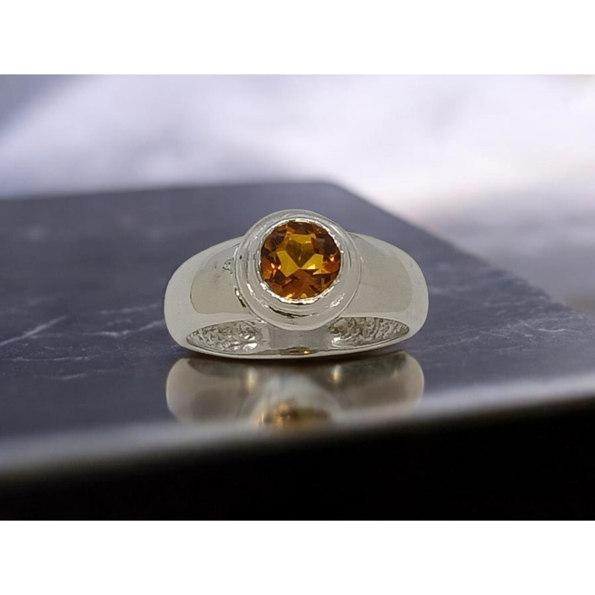 Anillo de oro blanco con citrino naranja