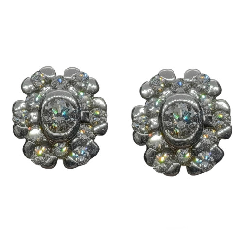 Pendientes en forma rosetón de oro blanco y diamantes