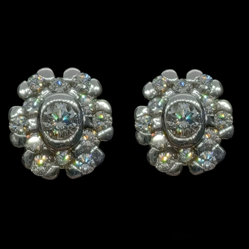 Pendientes en forma rosetón de oro blanco y diamantes