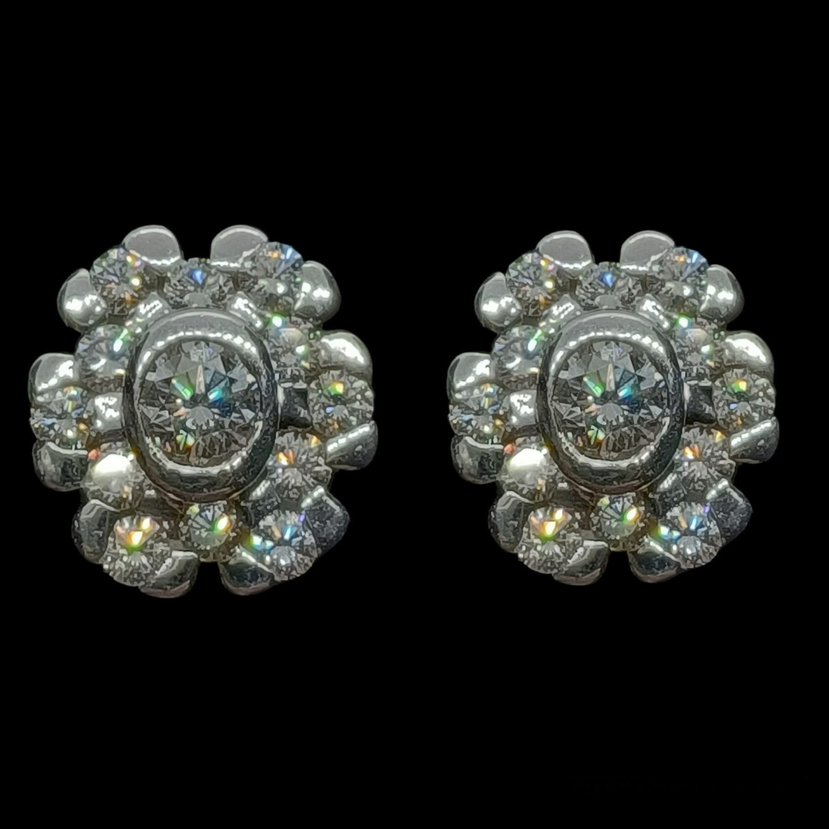 Pendientes en forma rosetón de oro blanco y diamantes