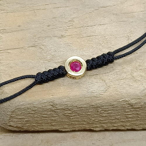 Pulsera de macramé con oro amarillo y rubí