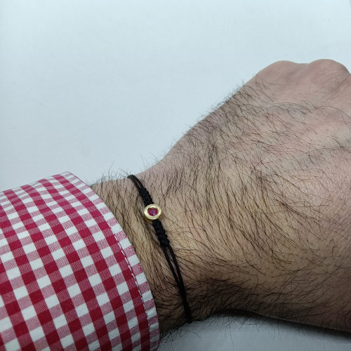 Pulsera de macramé con oro amarillo y rubí