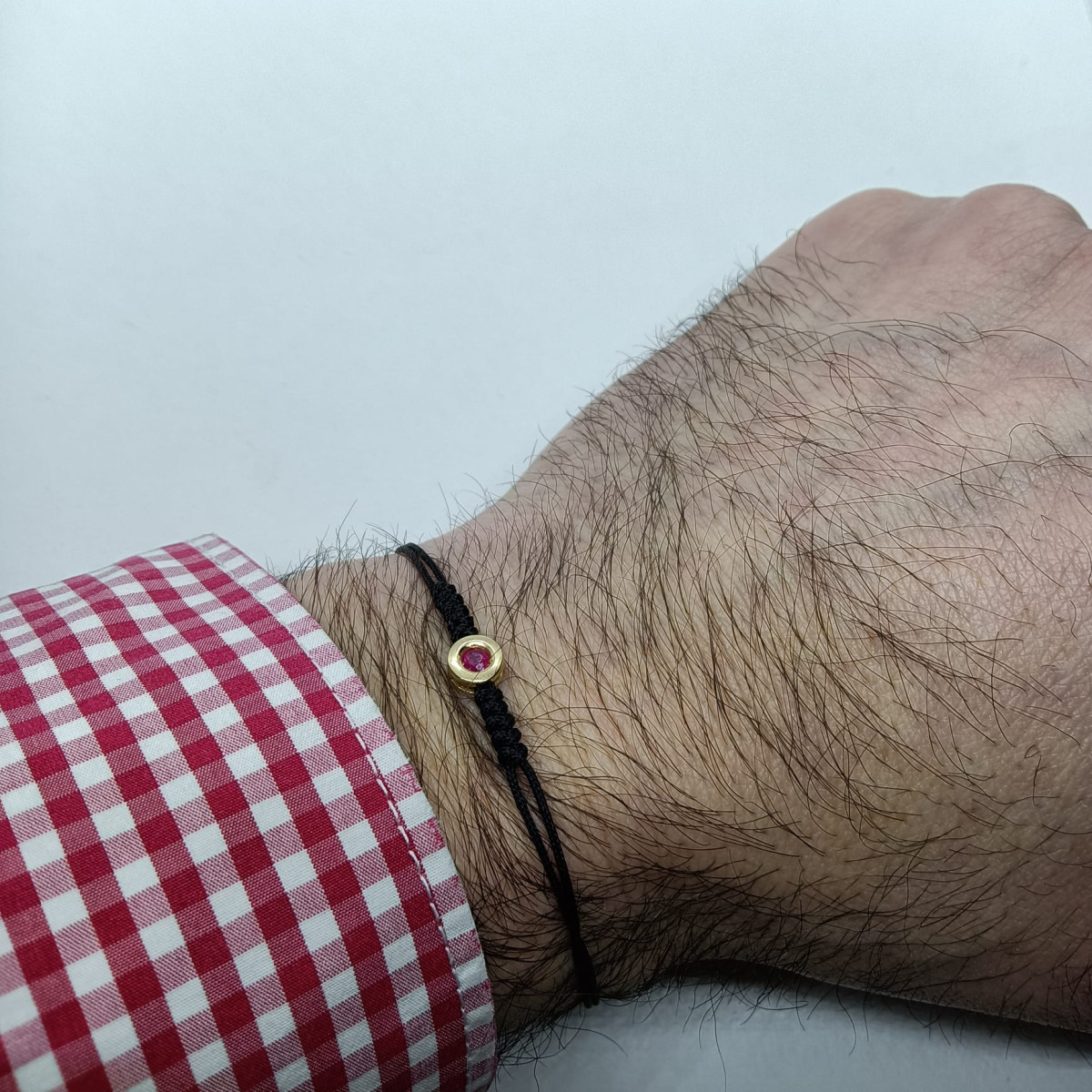 Pulsera de macramé con oro amarillo y rubí