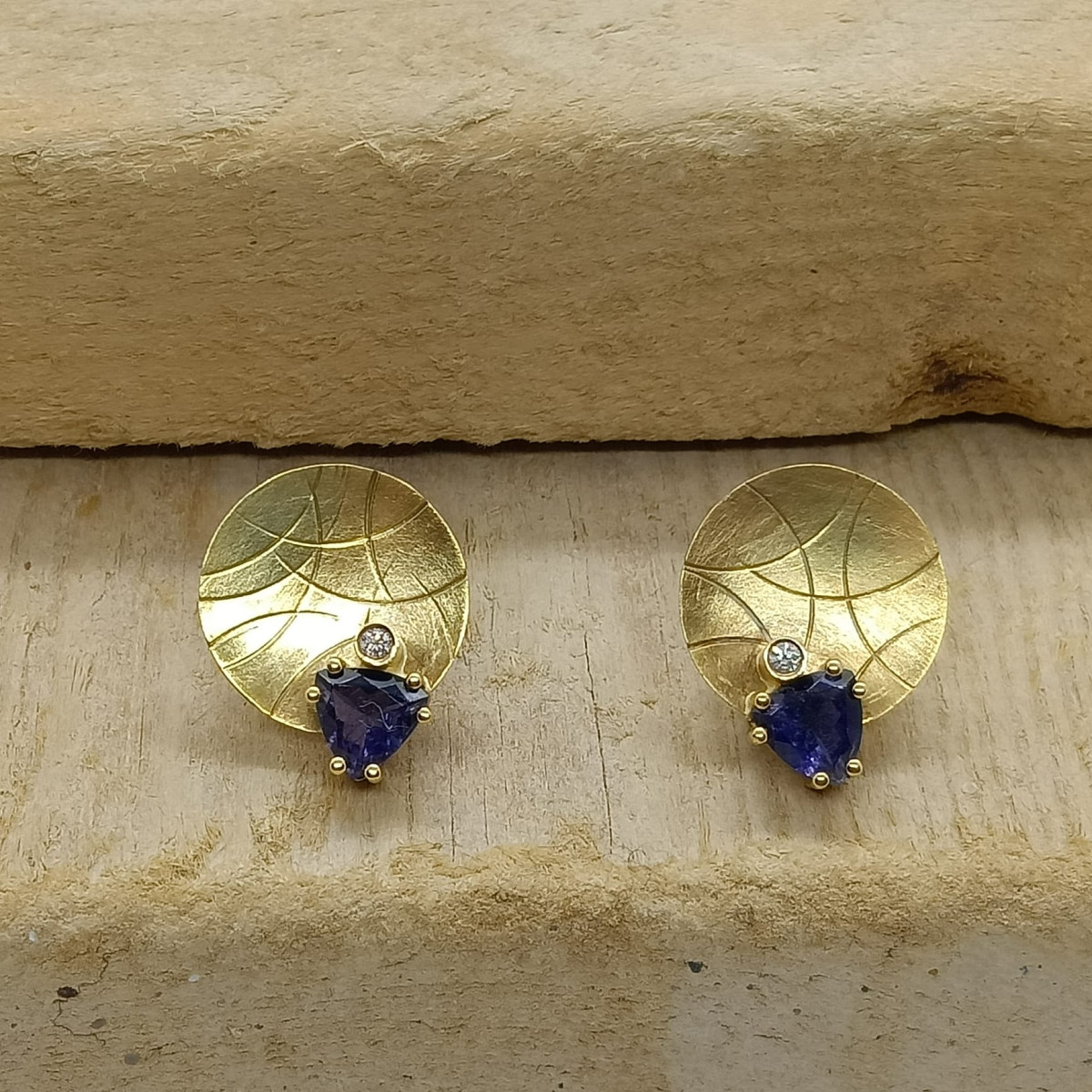 Pendientes de oro amarillo con Iolitas y diamantes