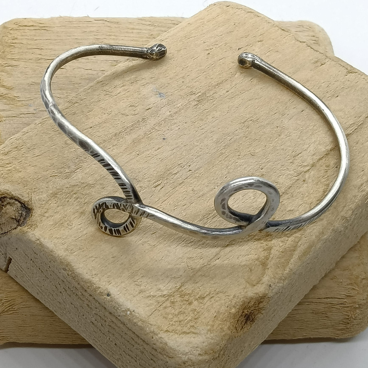 Brazalete rígido de plata