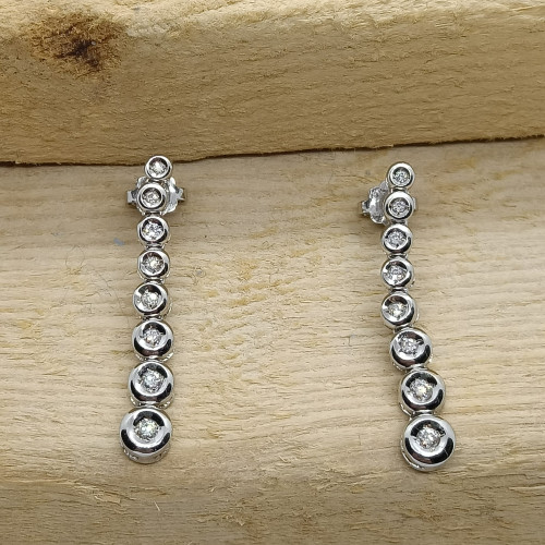 Pendientes largos de oro blanco y diamantes