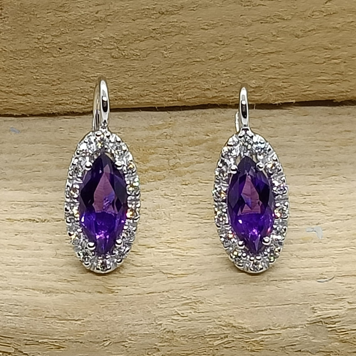 Pendientes de oro blanco con diamantes y amatistas
