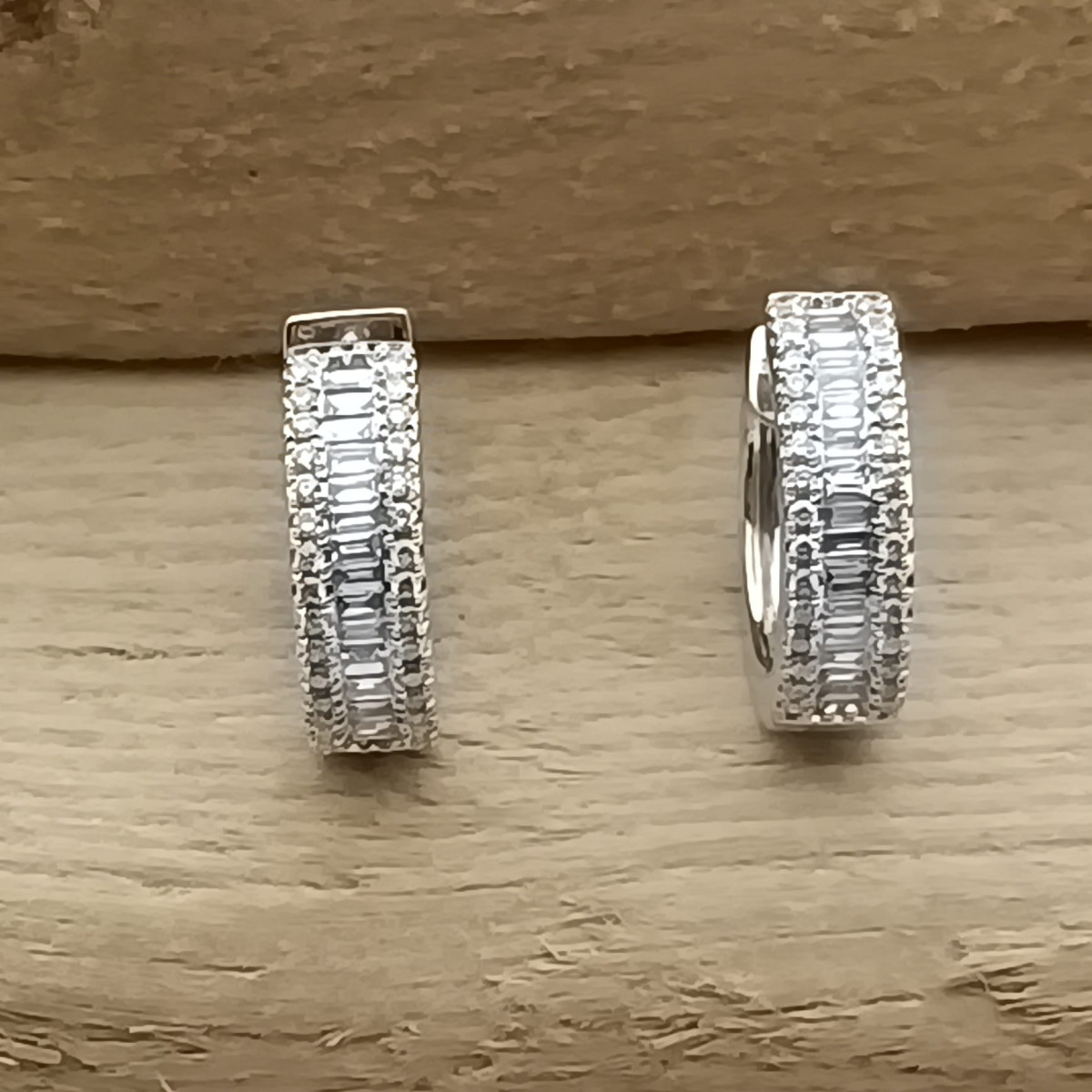 Pendientes de oro blanco y diamantes con forma de aros