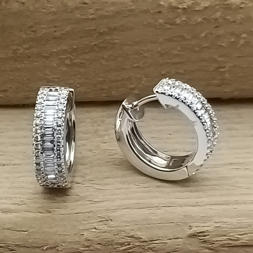 Pendientes de oro blanco y diamantes con forma de aros