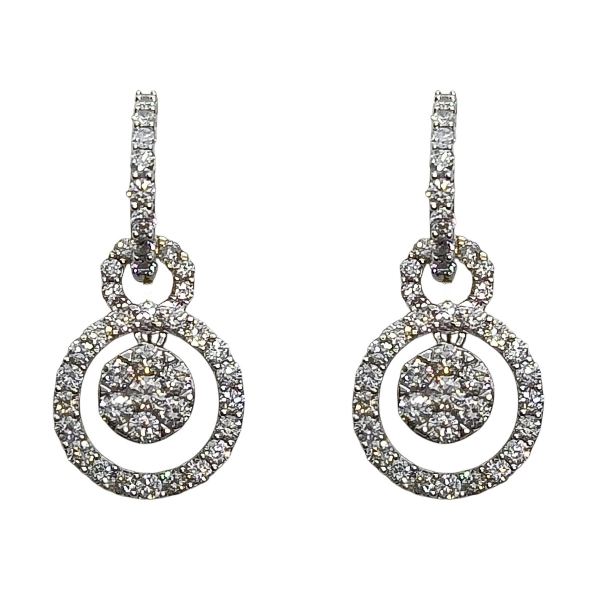 Pendientes de oro blanco y diamantes con forma de aros y de rosetón