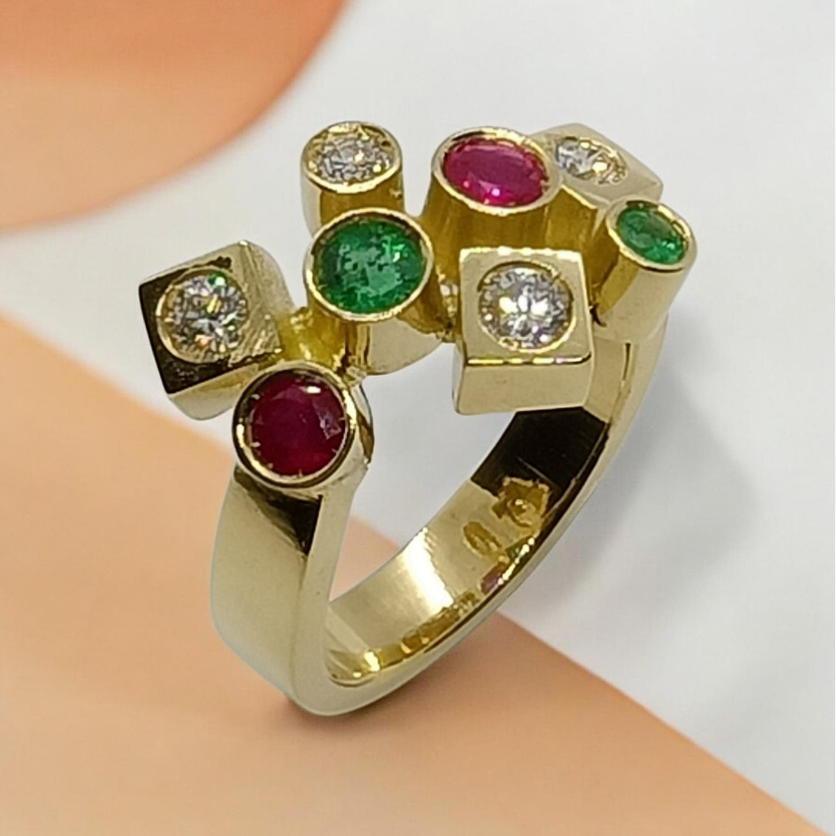 ANILLO DE ORO AMARILLO CON DIAMANTES, RUBÍES Y ESMERALDAS