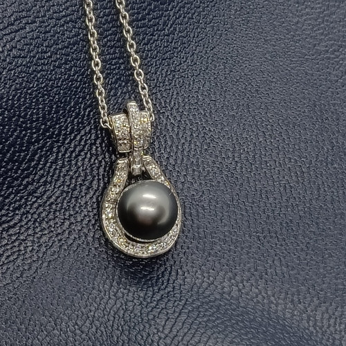 Gargantilla de oro blanco con perla de Tahití y diamantes