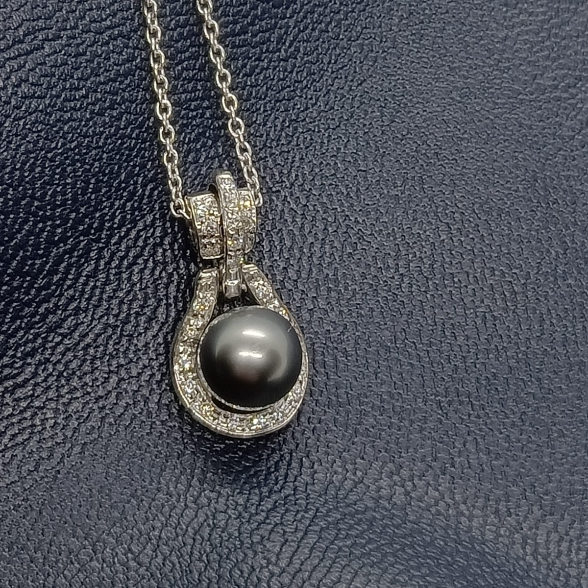 Gargantilla de oro blanco con perla de Tahití y diamantes