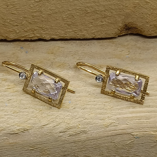 Pendientes largos de oro amarillo con amatista y diamante