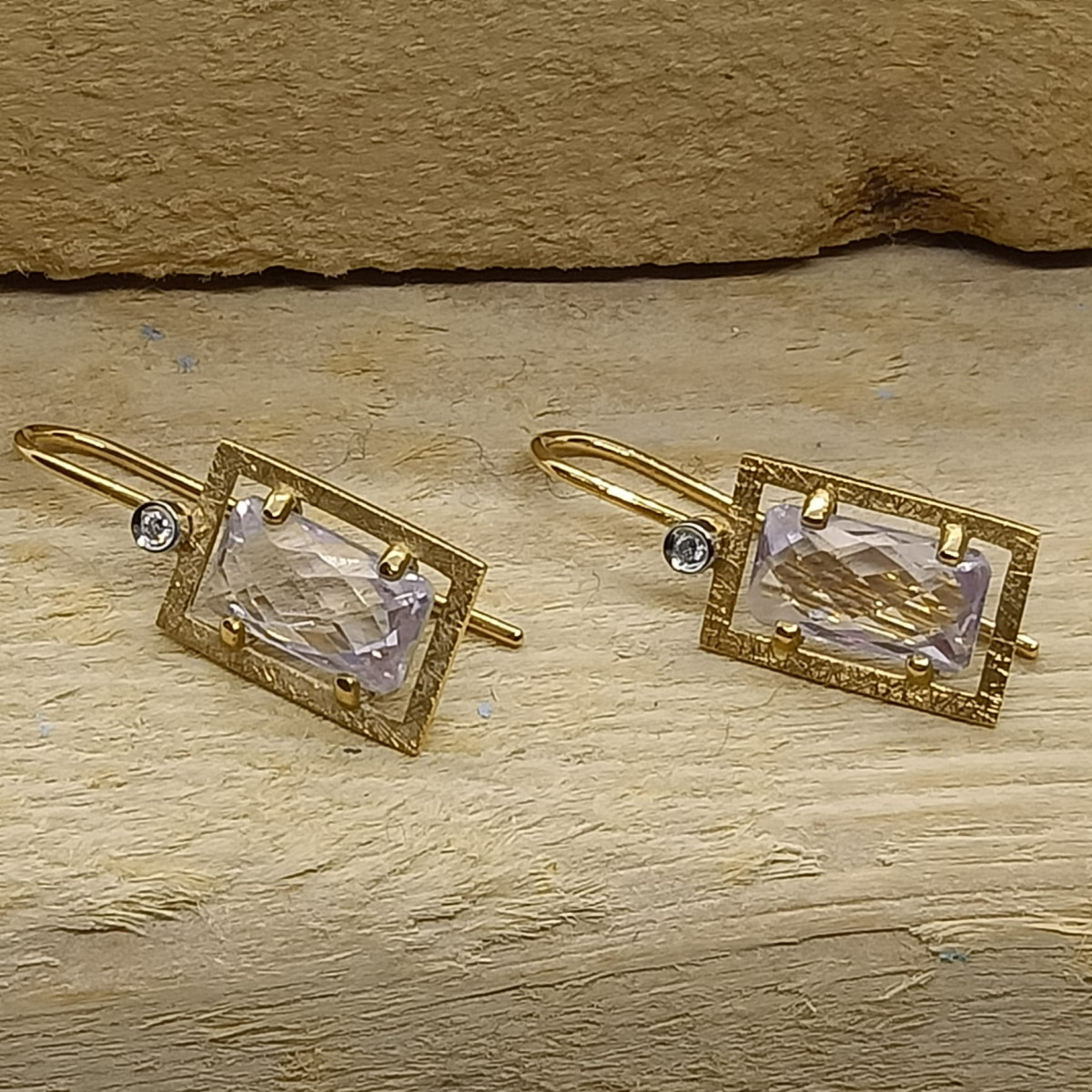 Pendientes largos de oro amarillo con amatista y diamante